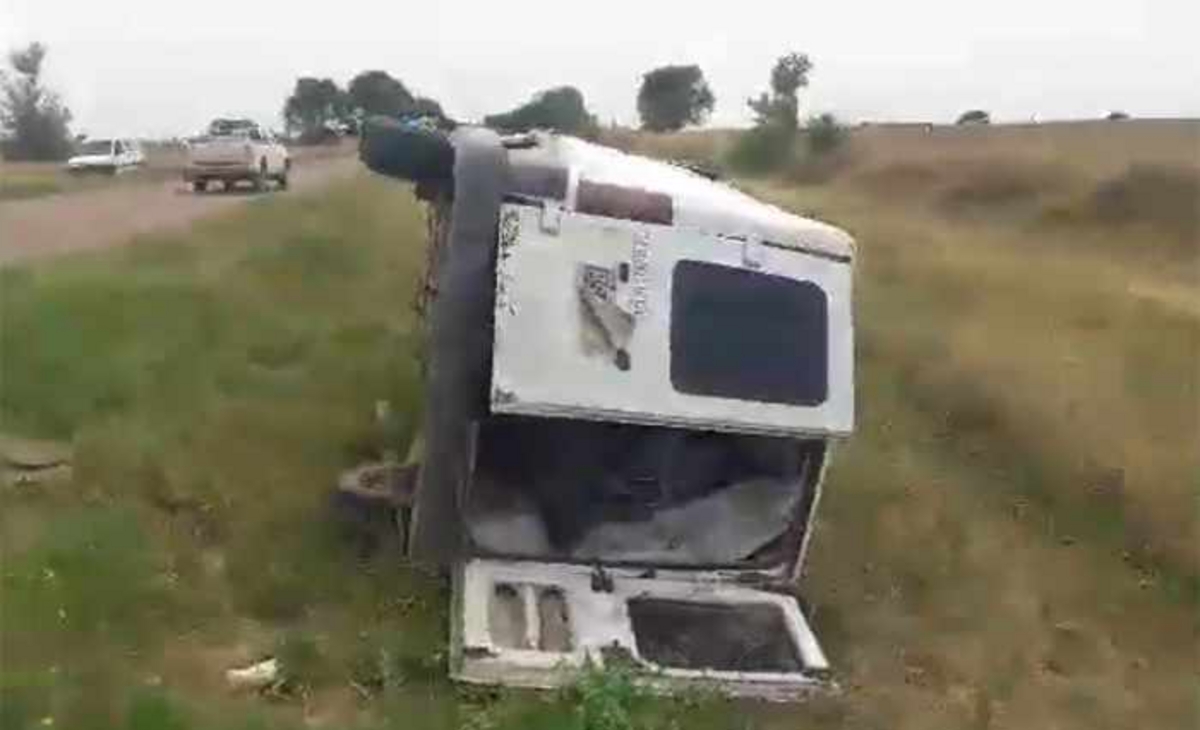 Cuatro heridos, entre ellos un bebé, al volcar una camioneta en la Ruta 102