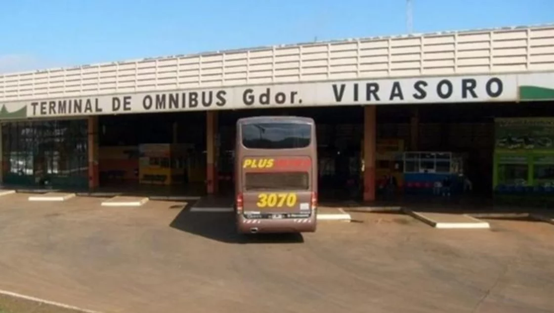 Corrientes: un micro llegó a la terminal y descubrieron que arrastraba un cadáver
