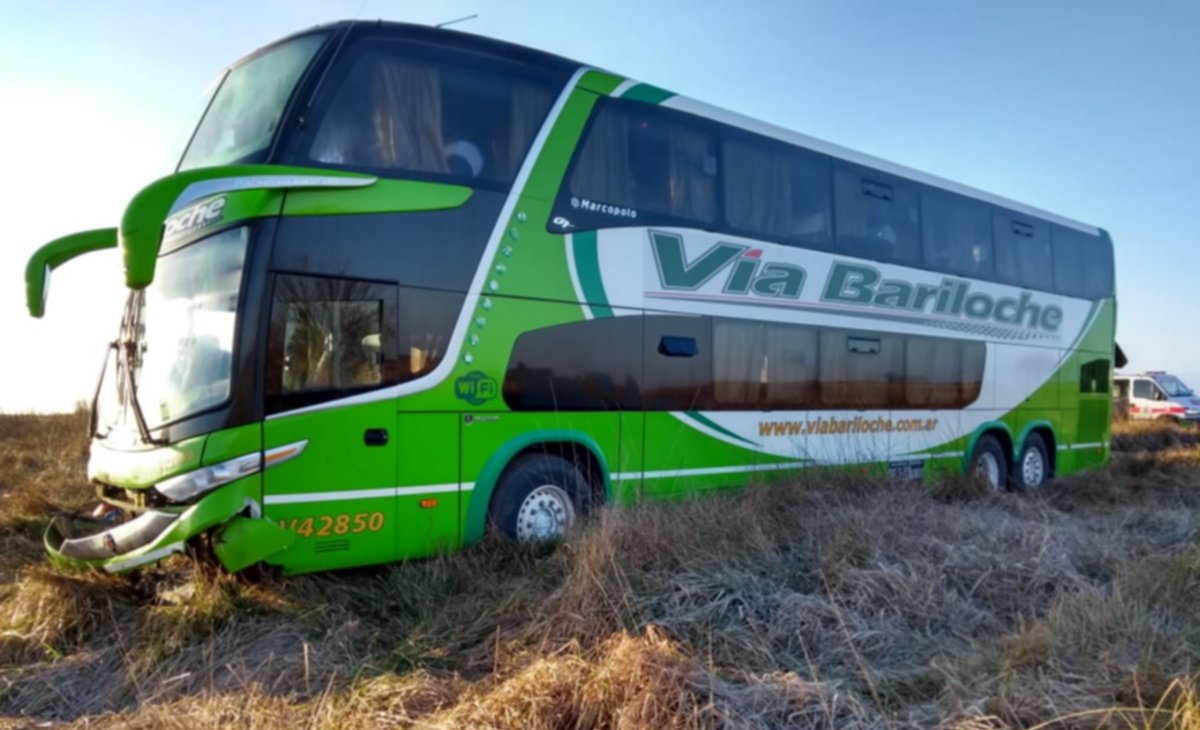 Un micro se pasó de largo en el cruce de dos rutas: hay dos heridos graves