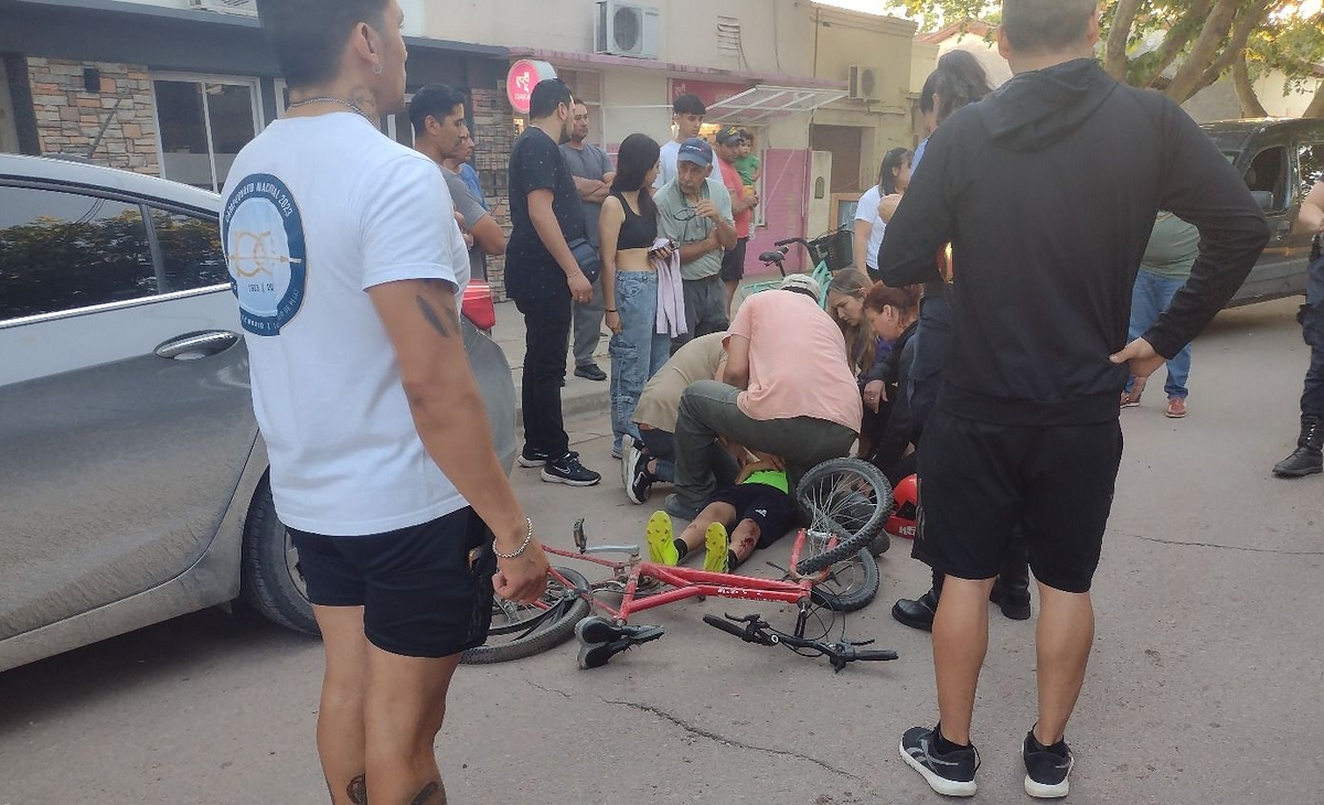 Un niño que circulaba en bicicleta fue embestido por una camioneta